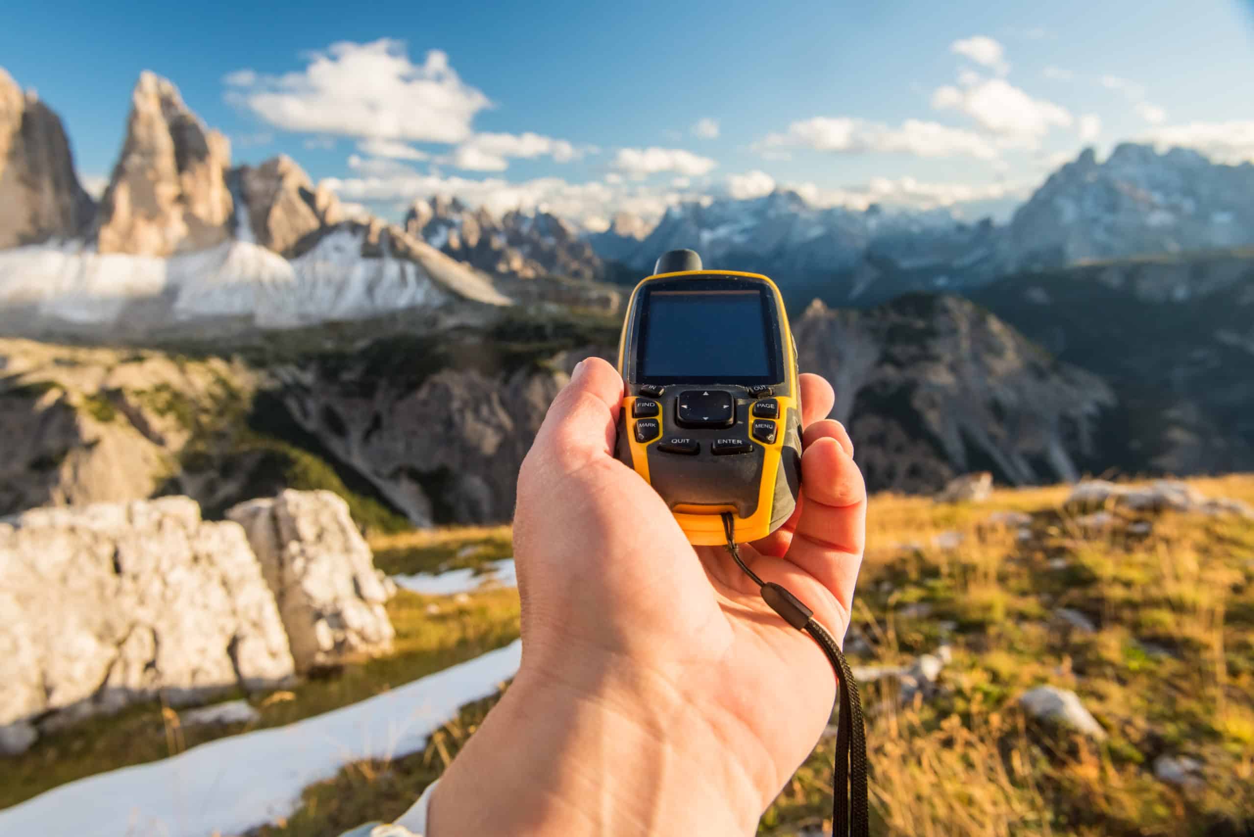 Gps человека. Навигатор для походов в горы. Туристический навигатор в руке. JPS навигатор на природе. GPS для геологии.